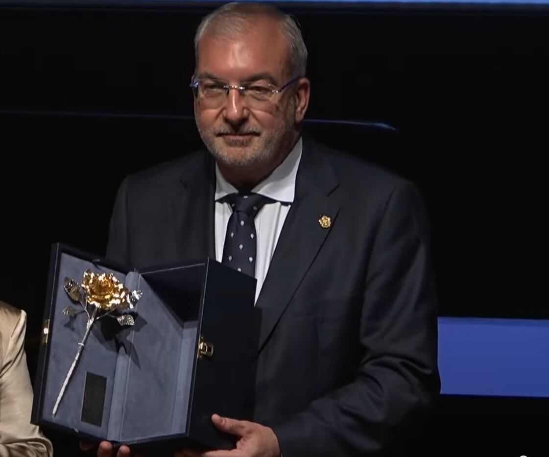 Antonio Távora, hermano mayor de Santa Marta, con la Rosa de Pasión de Cruz de Guía