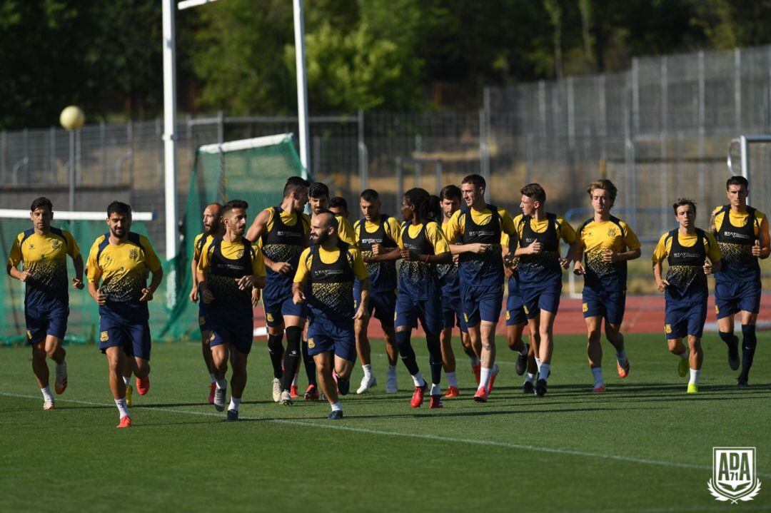 Jugadores de la AD Alcorcón entrenando