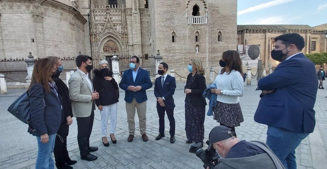 Juan Ávila con sus partidarios en el centro de Sevilla