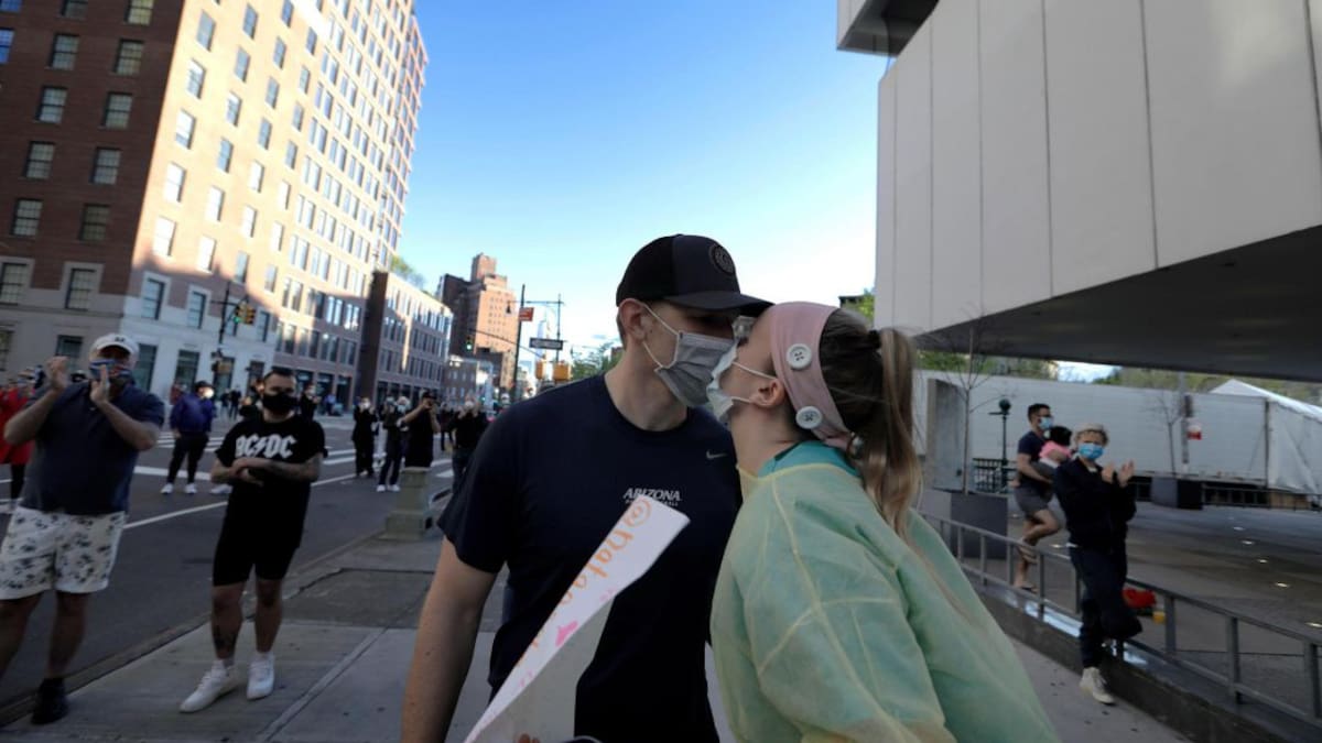 El amor en pandemia: del decreto que regula el afecto en Italia, a una boda virtual en España