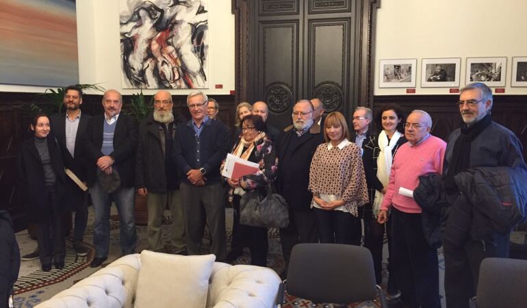 Representantes de la Federación de Vecinos de Valencia con el alcalde Joan Ribó y los ediles Carlos Galiana, Anaïs Menguzzato y Pilar Soriano