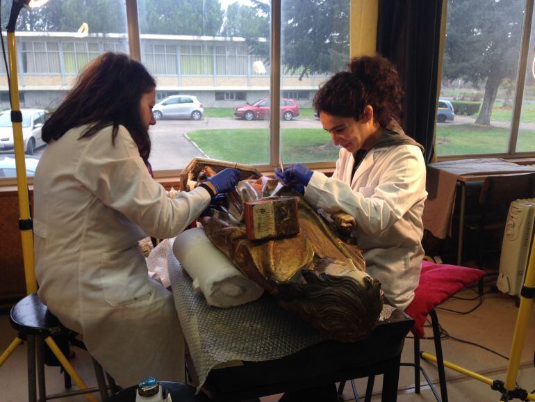 Restauradoras trabajando sobre una talla