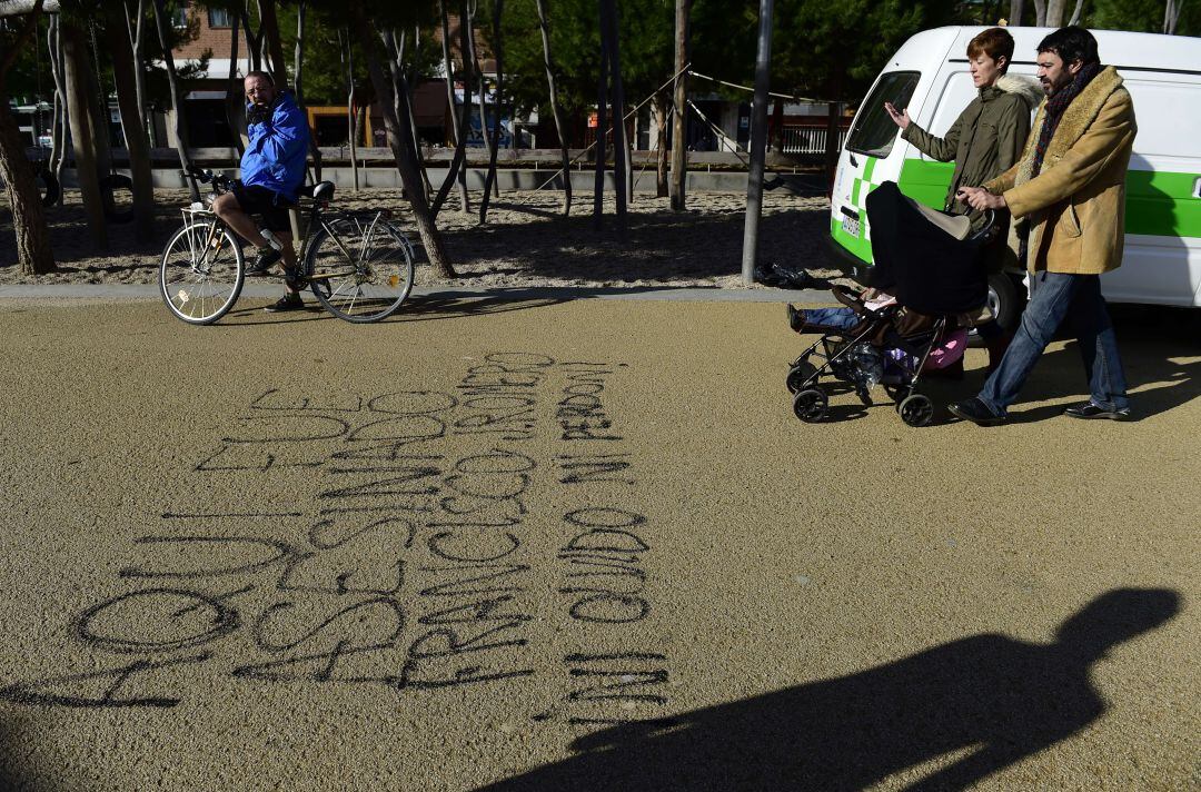 Pintadas en la zona donde falleció Jimmy, aficionado del Deportivo, en los aledaños del Calderón 