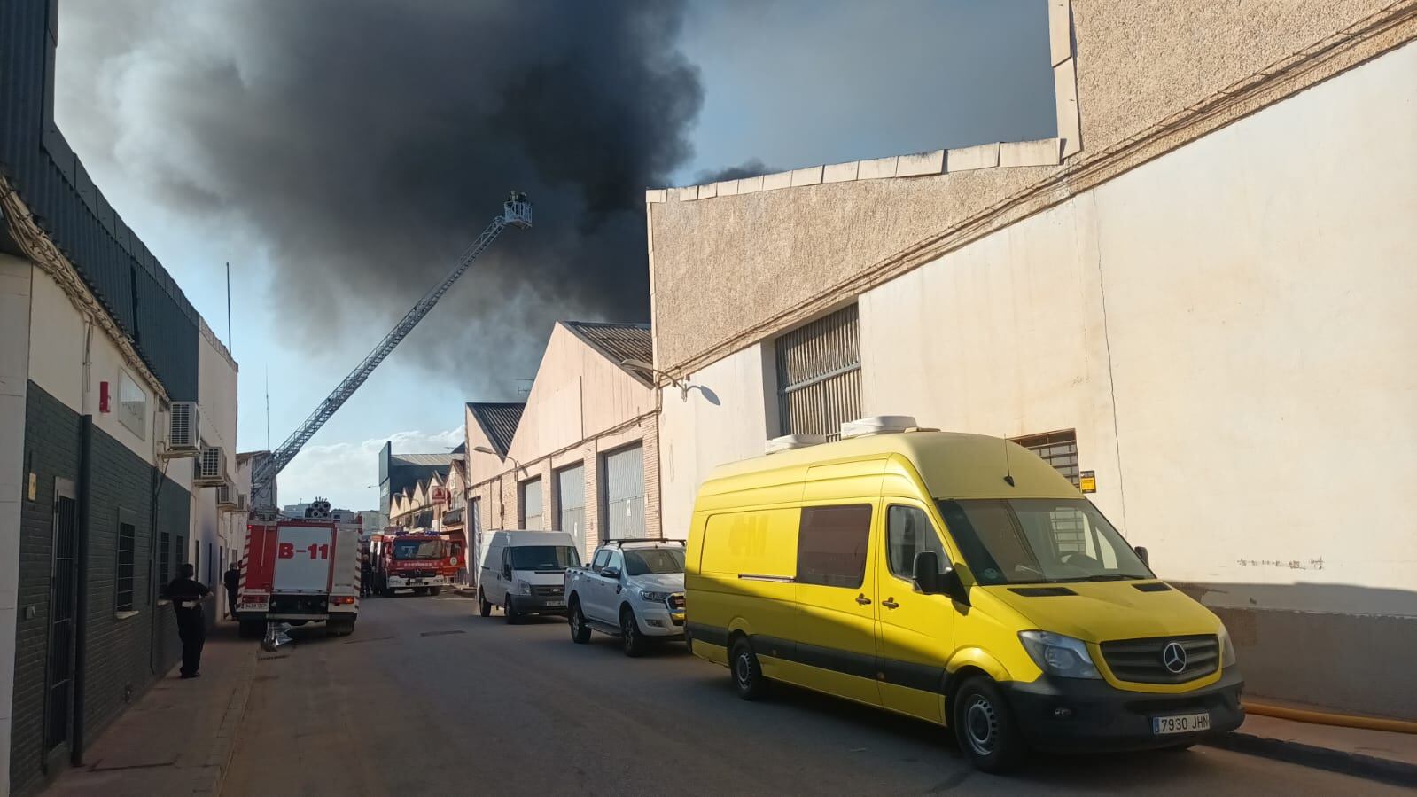 Bomberos actúan en el incendio en Málaga