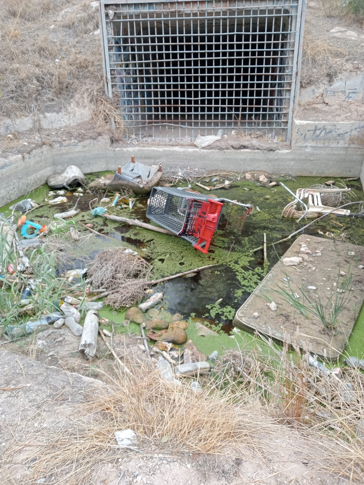 Estado de suciedad en la cabecera de la rambla