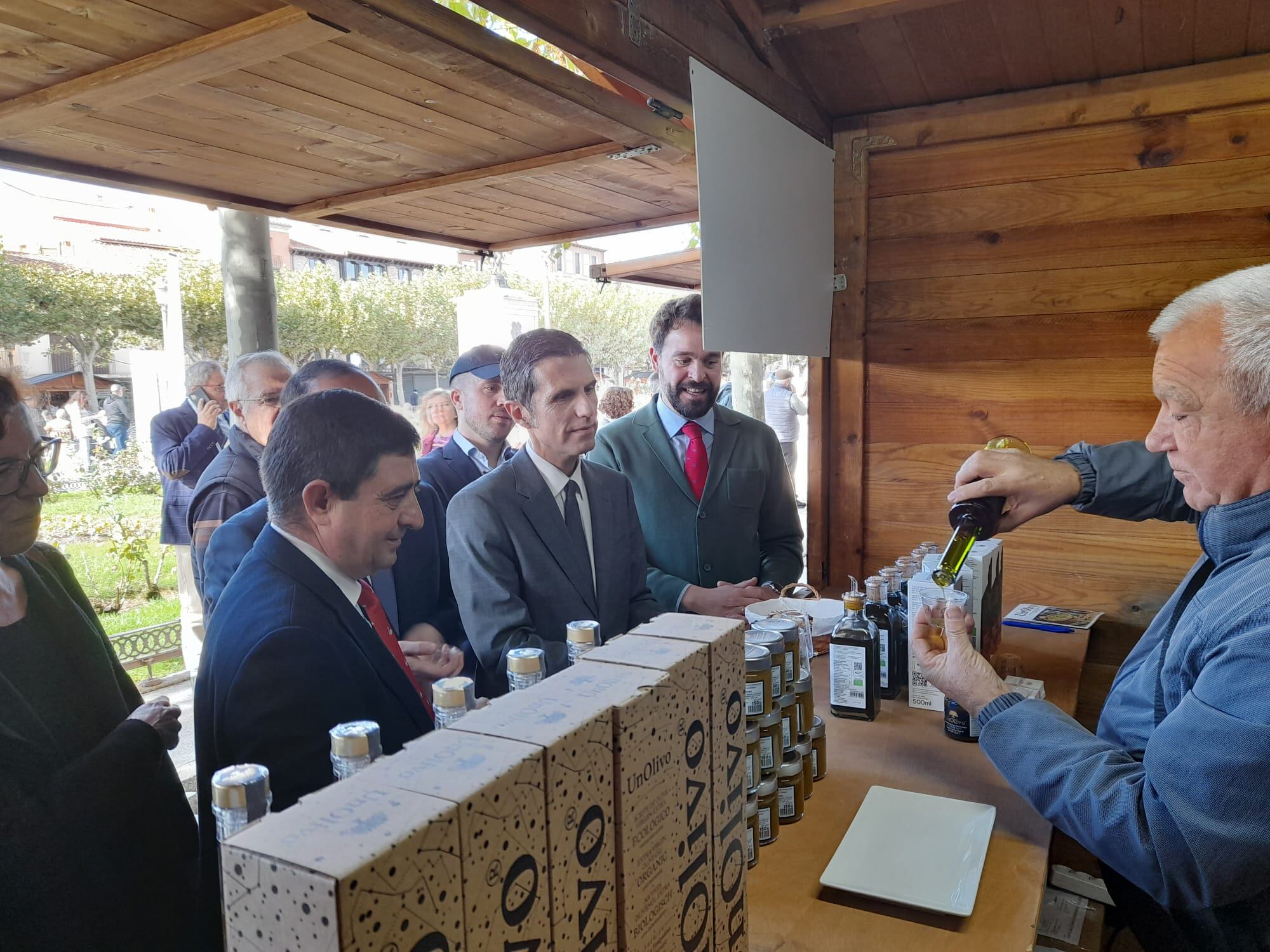 El presidente de la Diputación, Francisco Reyes, inauguraba este viernes junto al alcalde de Alcalá de Henares, Javier Rodríguez, la Fiesta del Primer Aceite