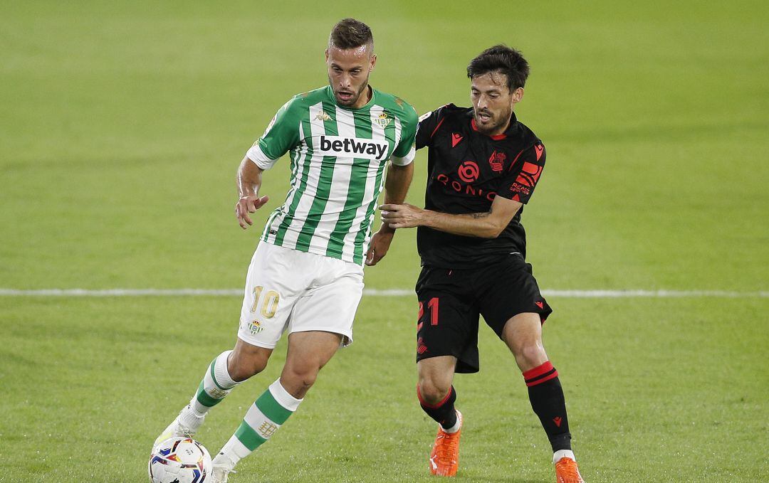 Canales y Silva pelean un balón en un partido  de LaLiga de la pasada temporada