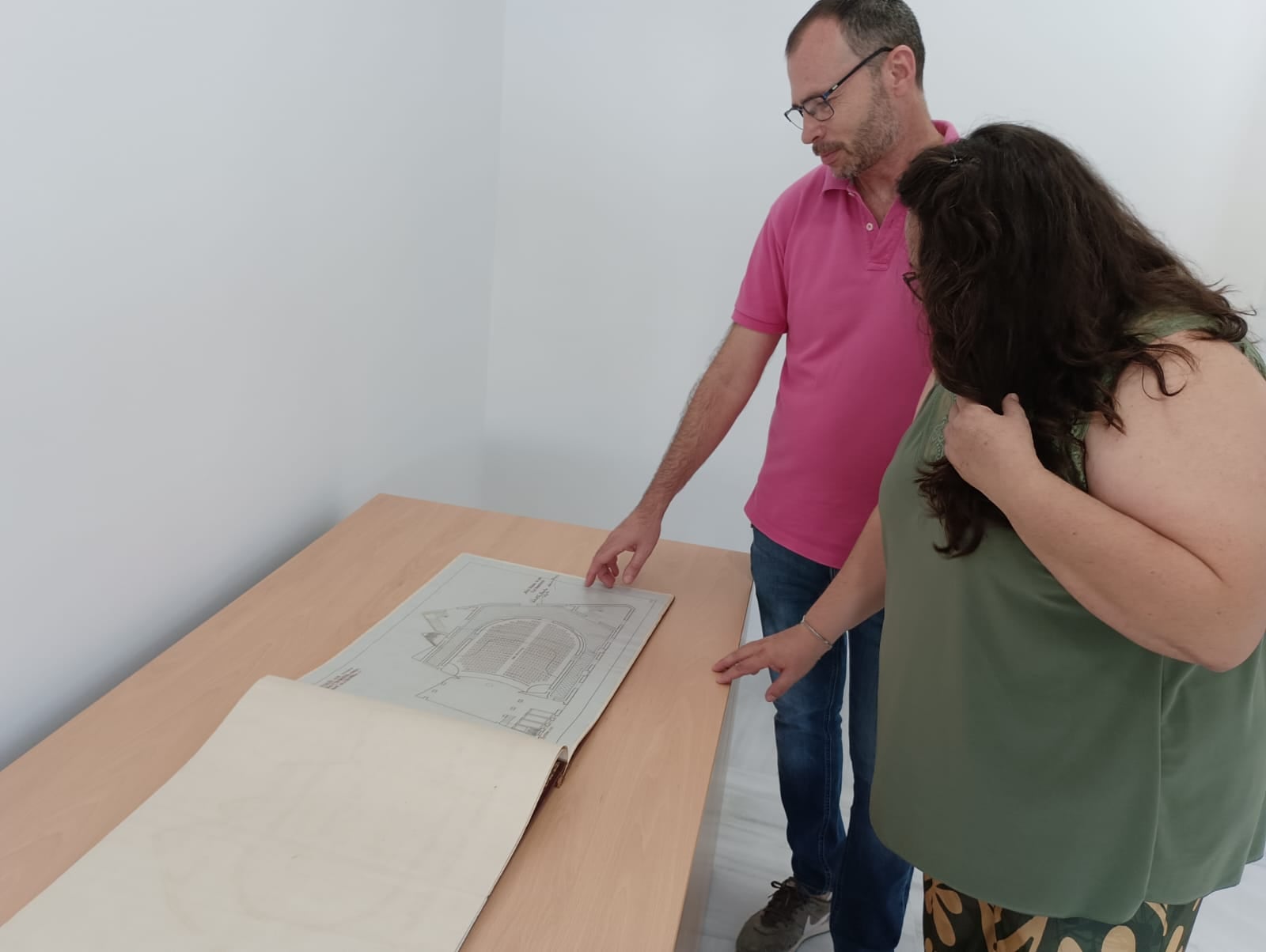 Nuria Martínez y Javier Manchado examinan el plano del Liceo Municipal / Radio Morón