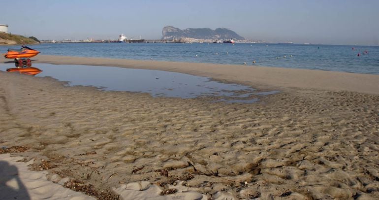 Playa de San Roque, con el Peñón de Gibraltar de fondo. 