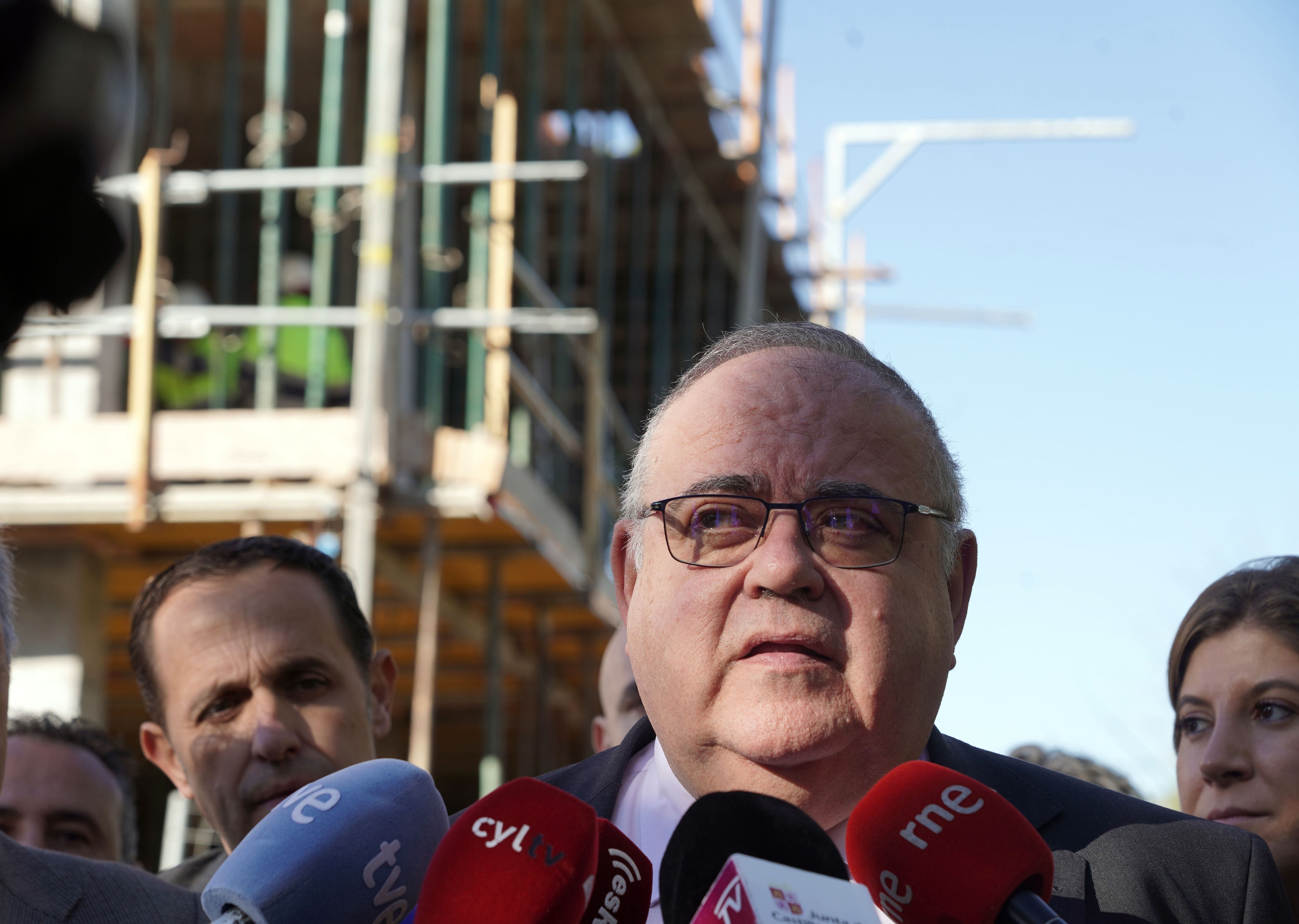 El consejero de Sanidad, Alejandro Vázquez Ramos, visita las obras de ampliación y reforma del centro de salud Laguna de Duero, en Valladolid