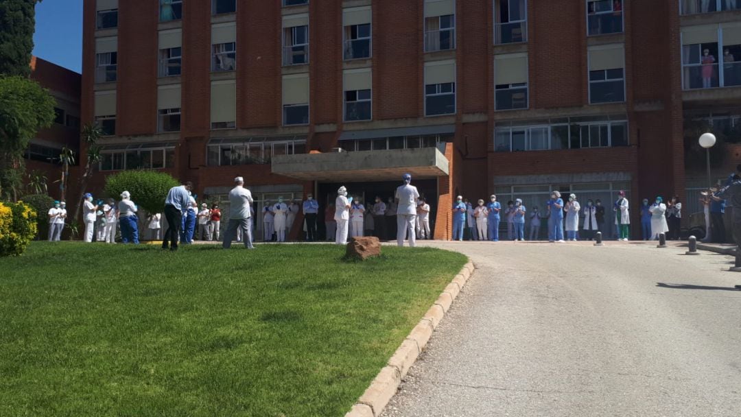 Concentración en el Geriátrico de Linares para despedir al médico fallecido