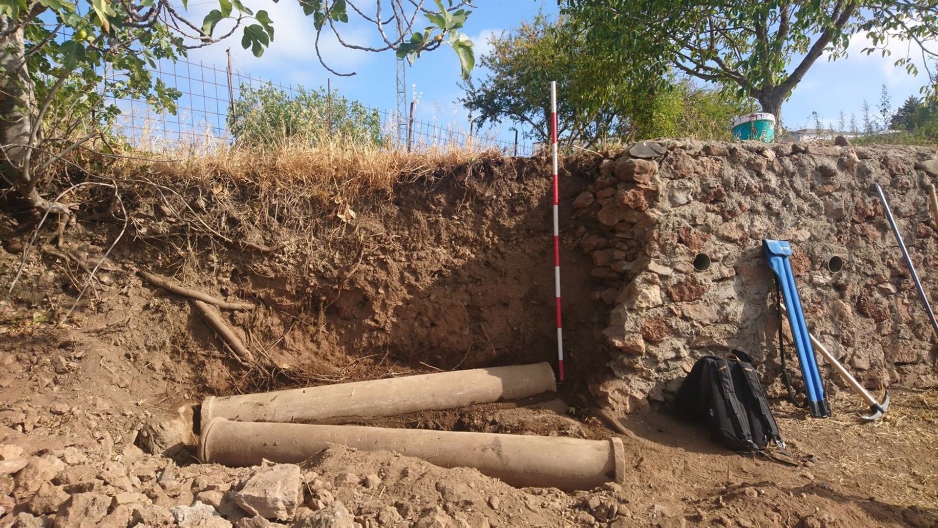 10/08/2022 Huelva.- Halladas dos columnas de la época romana en Cañaveral de León.

Dos columnas que se remontan a la época romana han sido halladas en en la propiedad de un vecino Cañaveral de León (Huelva), tal y como ha confirmado el propio Ayuntamiento de la localidad en sus redes sociales, las cuales han sido trasladadas a dependencias municipales para su posterior envío al Museo de Huelva.

POLITICA 
AYUNTAMIENTO DE CAÑAVERAL DE LEÓN
