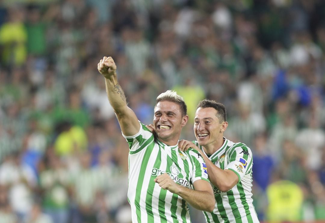 Joaquín y Guardado celebran un gol