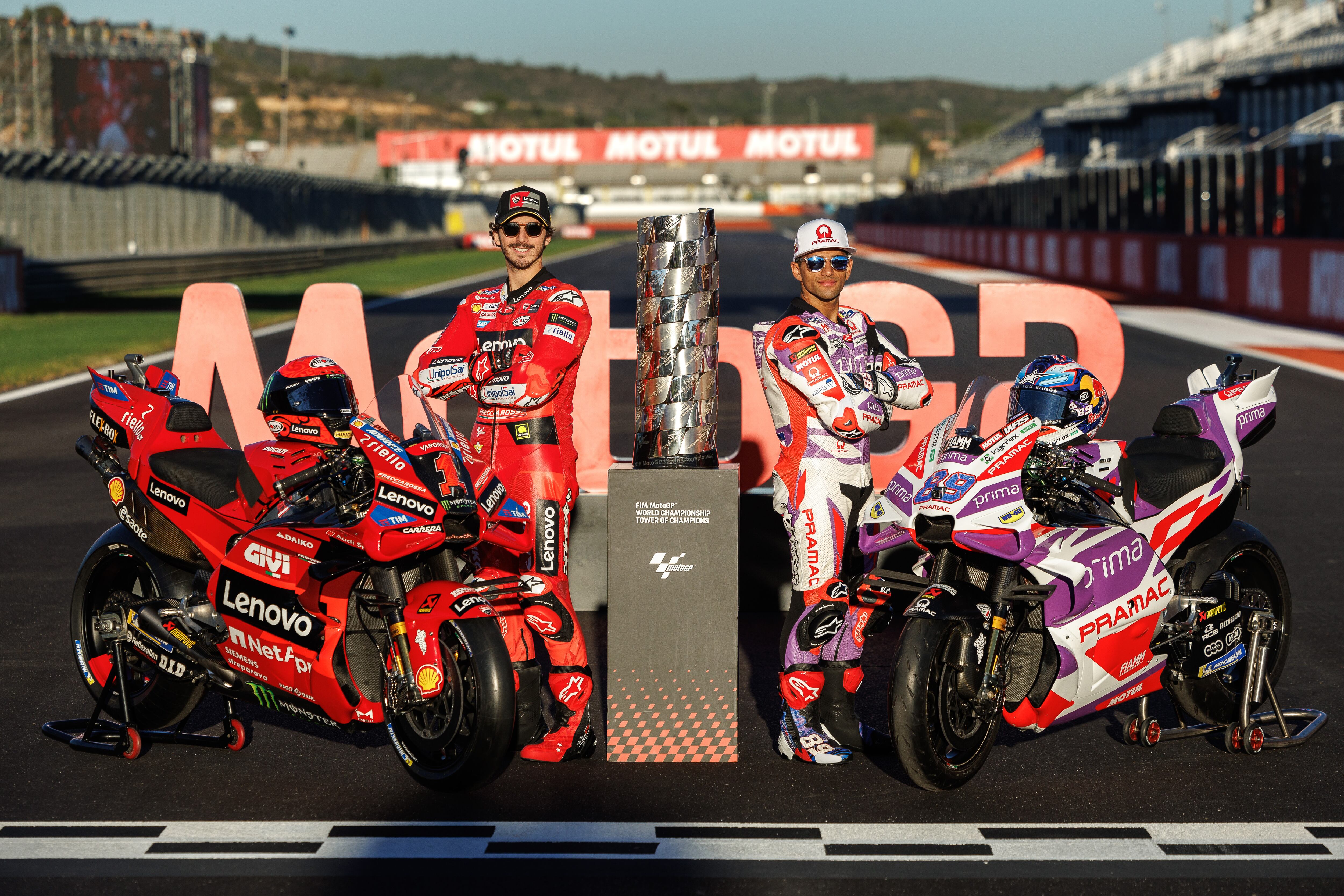 &#039;Pecco&#039; Bagnaia y Jorge Martín posan con el título de Moto GP antes de la celebración del GP de la Comunidad Valenciana 2023