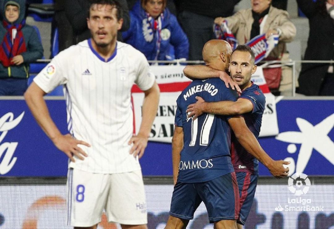 Ferreiro y Mikel Rico celebran el tercero gol delante de Christian Fernández.