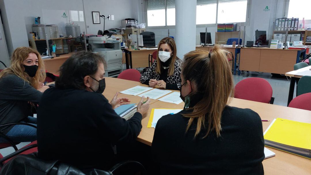 Momento de la reunión entre equipo directivo y responsables de la empresa colaboradora, que va a ejecutar el programa