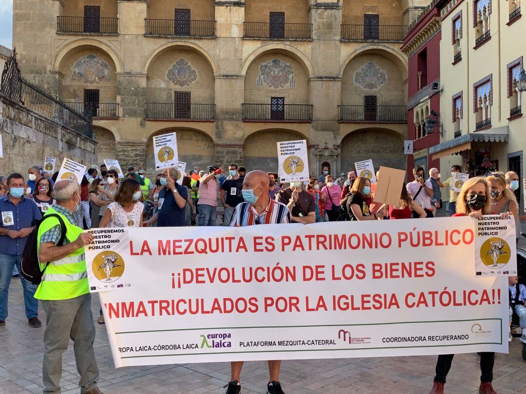 Acto de protesta, muy cerca de la Mezquita Catedral