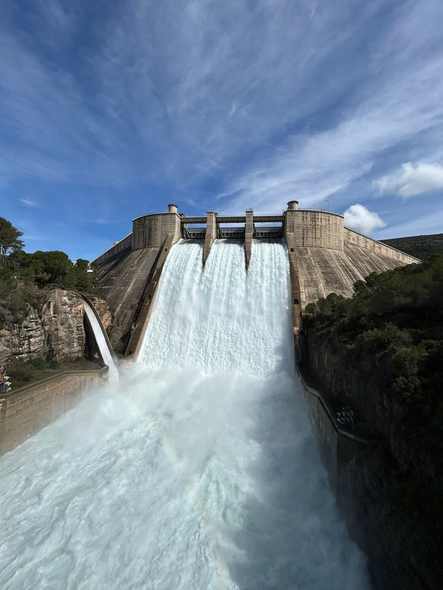 Embalse de El Grado, soltando agua durante los pasados días