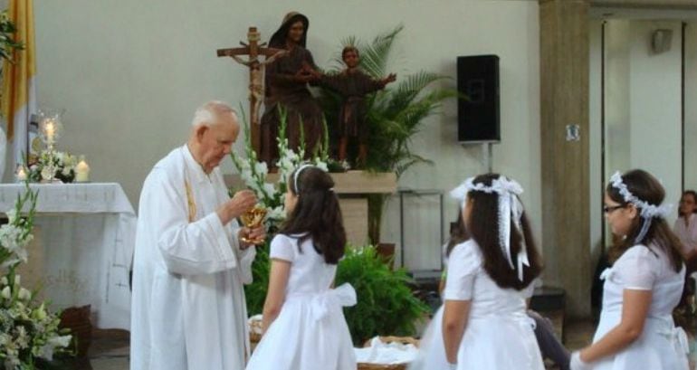 Niñas realizando la comunión en una iglesia