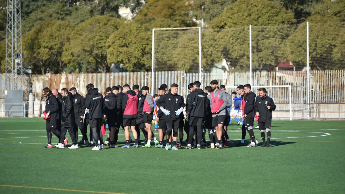 Juan Pedro charla con sus jugadores antes de comenzar el entrenamiento para tratar de resetear a un equipo, que ya vive con la soga al cuello