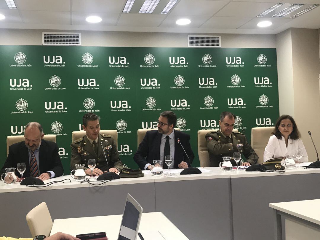 Vicerrector de Transferencia de Conocimiento de la UJA, Pedro Pérez; el subdelegado de Defensa en Jaén, el coronel Manuel Ignacio Martín Porres; el Rector de la Universidad de Jaén, Juan Gómez Ortega; el coronel Javier Ruiz Arévalo y la catedrática María José del Jesus.