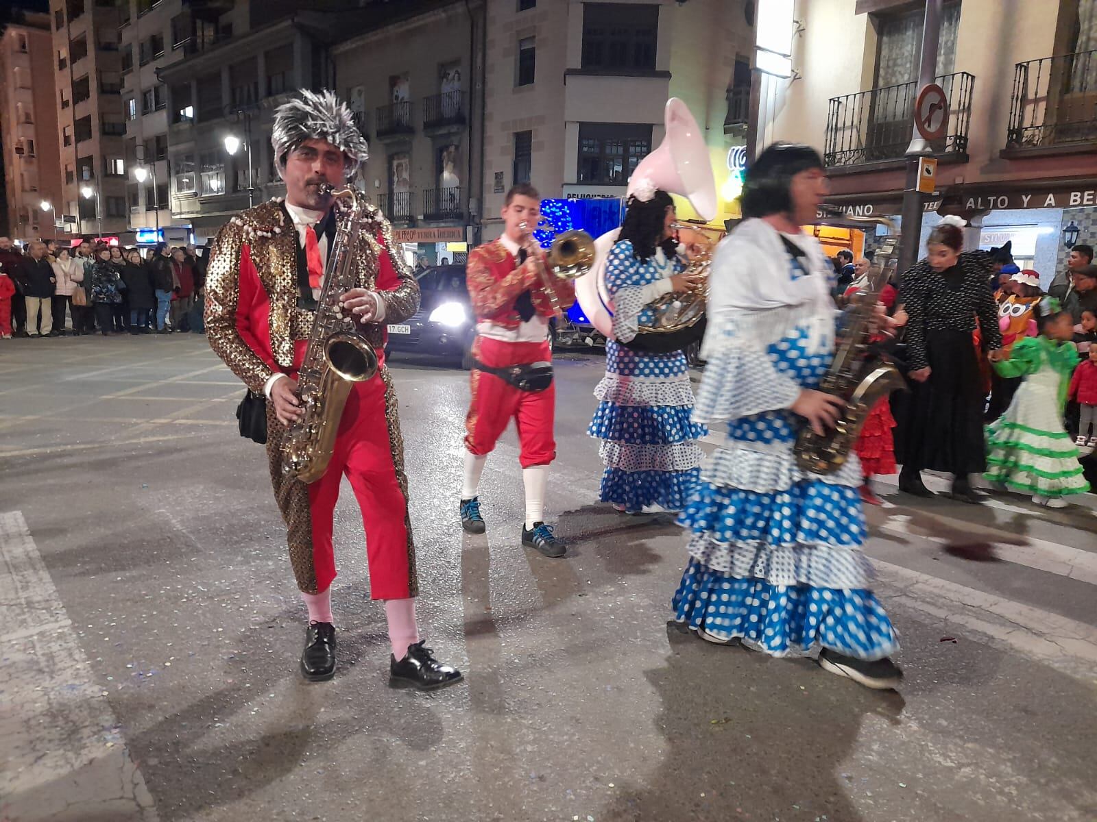 Desfile de Carnaval en Aranda 2023 con un músico torero