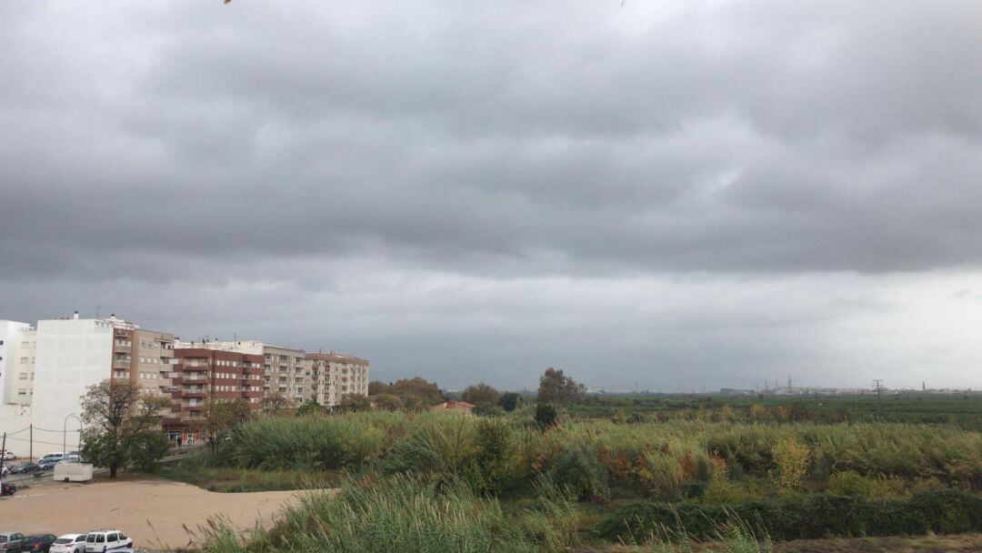 Imagen del frente de nubes y la lluvia desde la ciudad de Oliva 