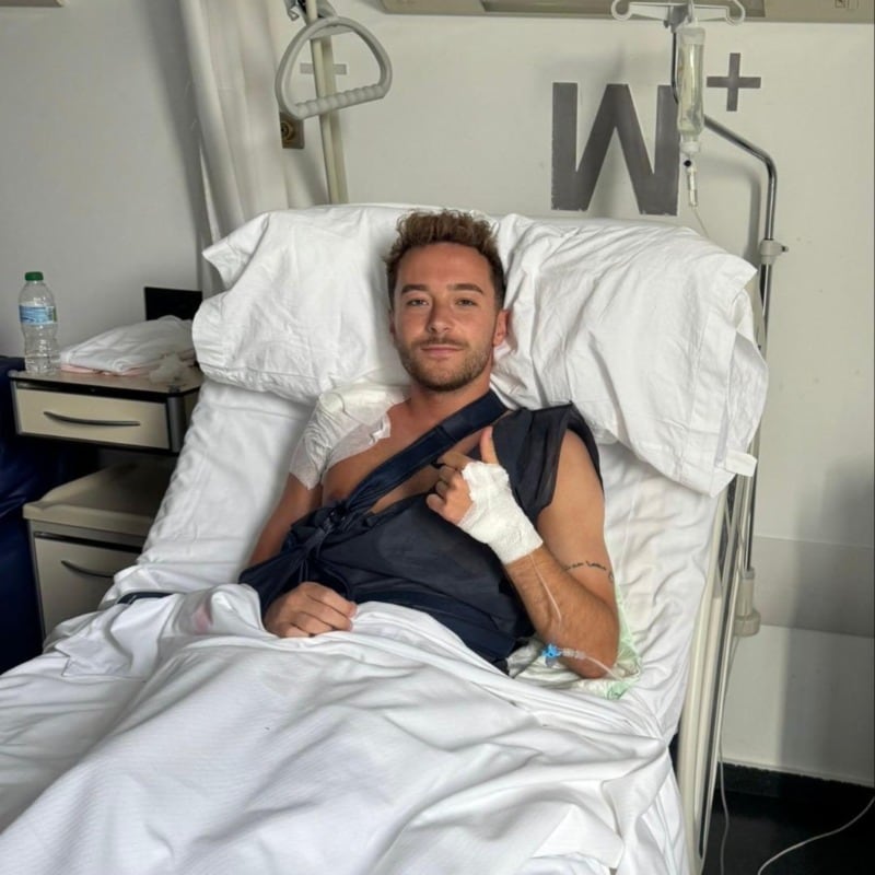 Marc Aguado posa tras pasar por el quirófano