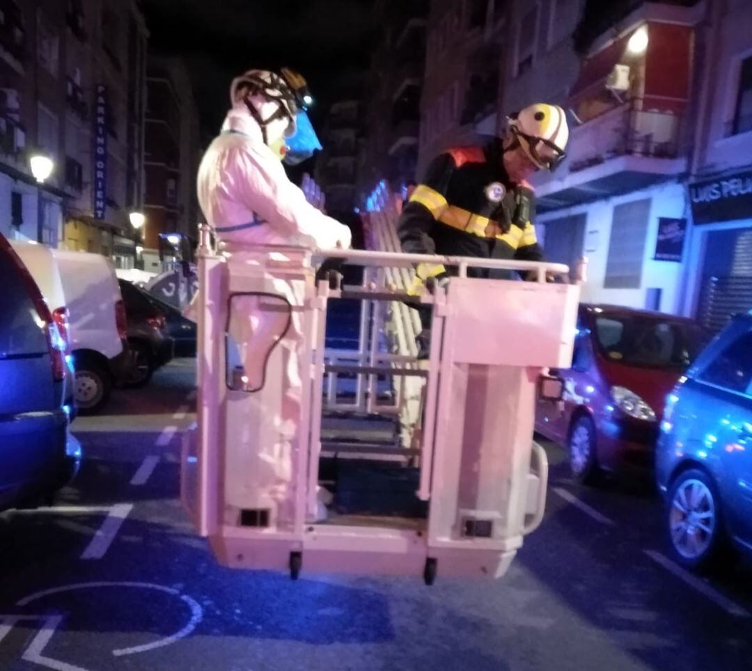 Los agentes de bomberos tuvieron que utilizar una escalera mecánica para poder rescatar a la mujer.