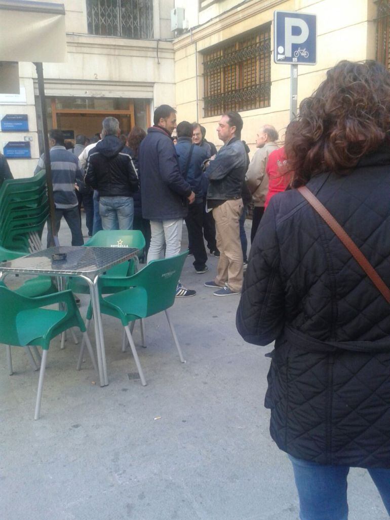 Colas a las puertas del departamento de Empleo