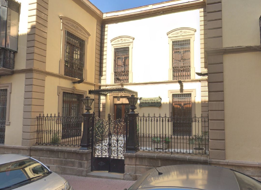 Fachada de la sede de la Cámara de Comercio e Industria de Linares.