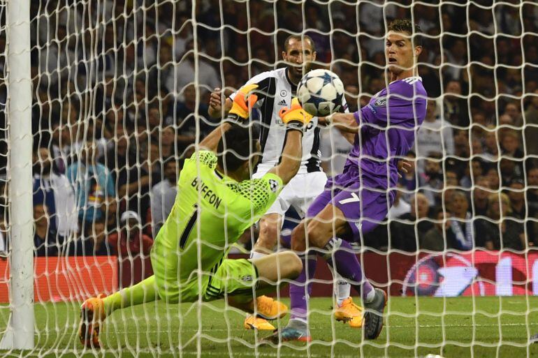 Cristiano bate a Buffon en la final de Cardiff entre el Real Madrid y la Juventus.