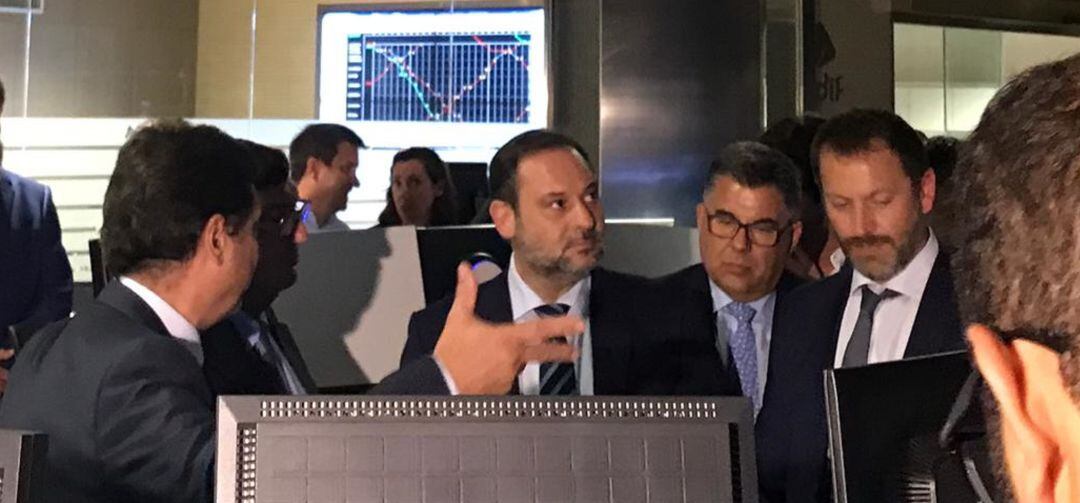 El ministro de Fomento en funciones, José Luis Ábalos, supervisando este lunes las instalaciones de Control de Tráfico Centralizado de Adif de Valencia-Fuente de San Luis, que regula la circulación de la red ferroviaria convencional de la Comunitat Valenciana, Murcia y algunas líneas de Tarragona, Teruel y Castilla-La Mancha.