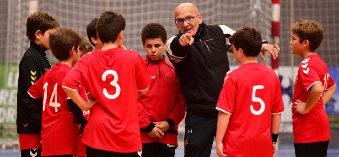 Luis Carlos Torrescusa, dirigiendo uno de los equipos jóvenes del BM Alcobendas