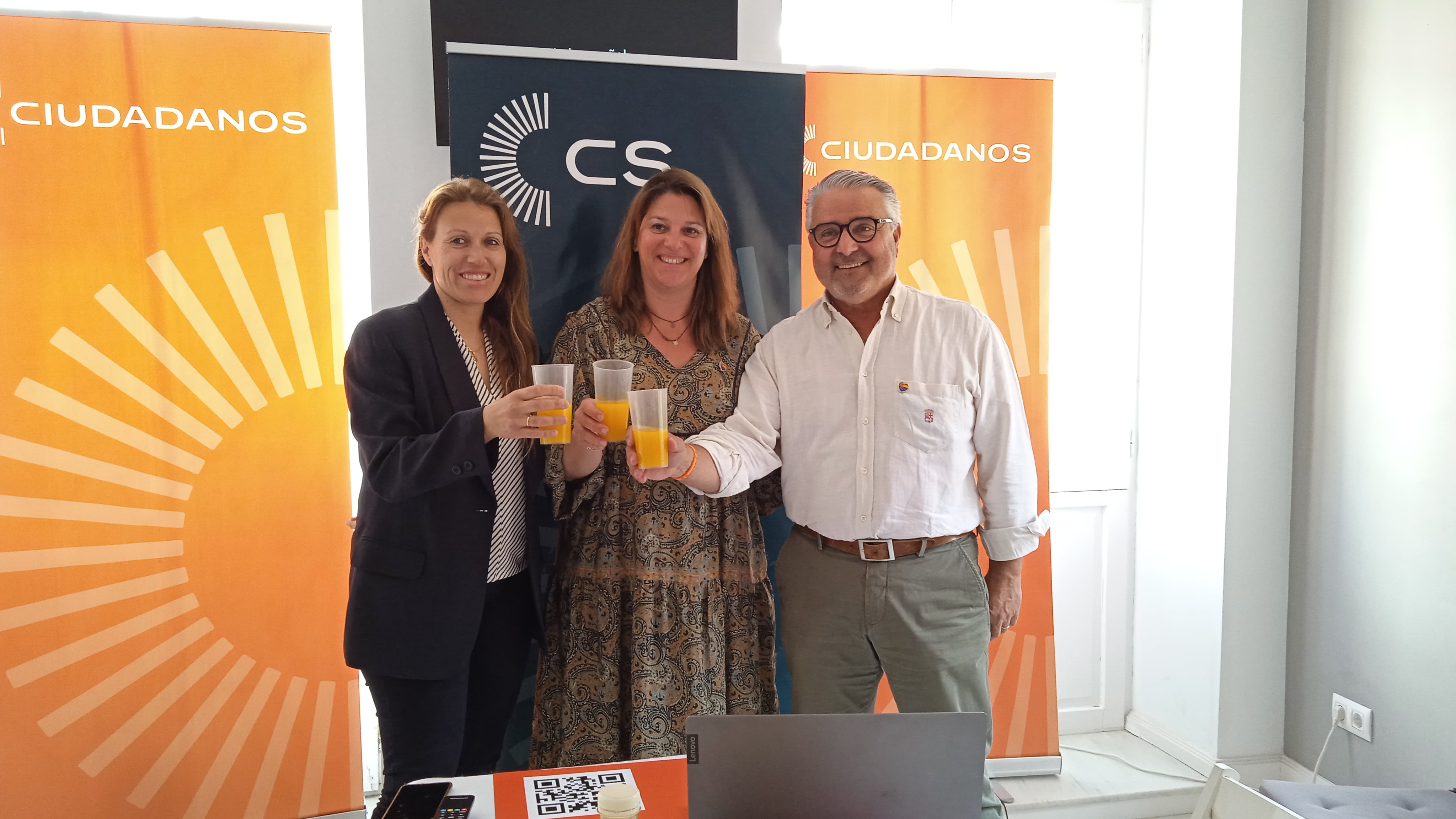 La candidata a la alcaldía de Cs Dénia,  Susana Mut, franqueada por Fani Schwamb y Rafael de Bustamente (jefe de campaña).