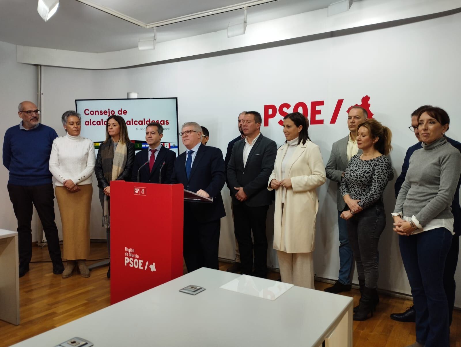 José Vélez, secretario general del PSRM, junto a los alcaldes y alcaldesas socialistas, este lunes en rueda de prensa