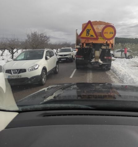 Una máquina quitanieve intenta hacerse hueco entre las decenas de coches que se han desplazado hasta el interior de la Comunitat Valenciana.