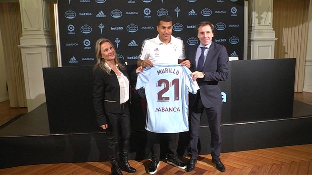 Jeison Murillo posa con su nueva camiseta 