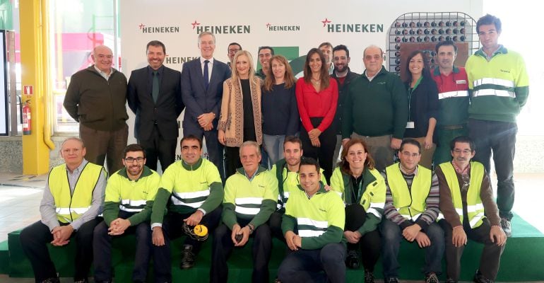 Cristina Cifuentes, Presidenta de la Comunidad de Madrid con directivos y trabajadores de HEINEKEN en Sanse