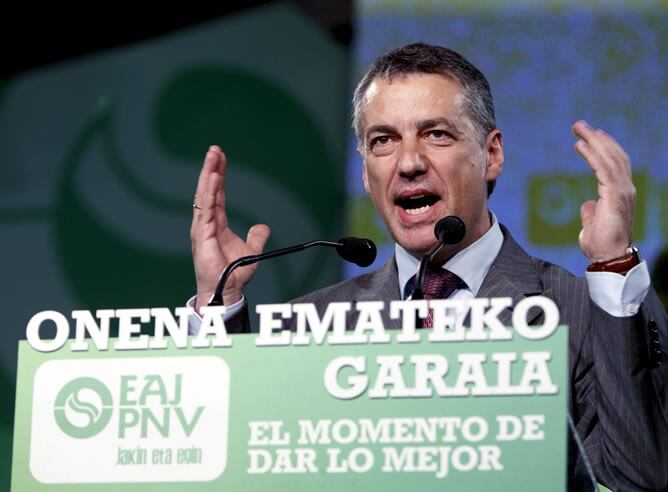 El presidente del PNV, Íñigo Urkullu, durante el acto de inicio de la campaña electoral de los comicios municipales y forales del 22 de mayo, que se ha celebrado esta noche en Vitoria