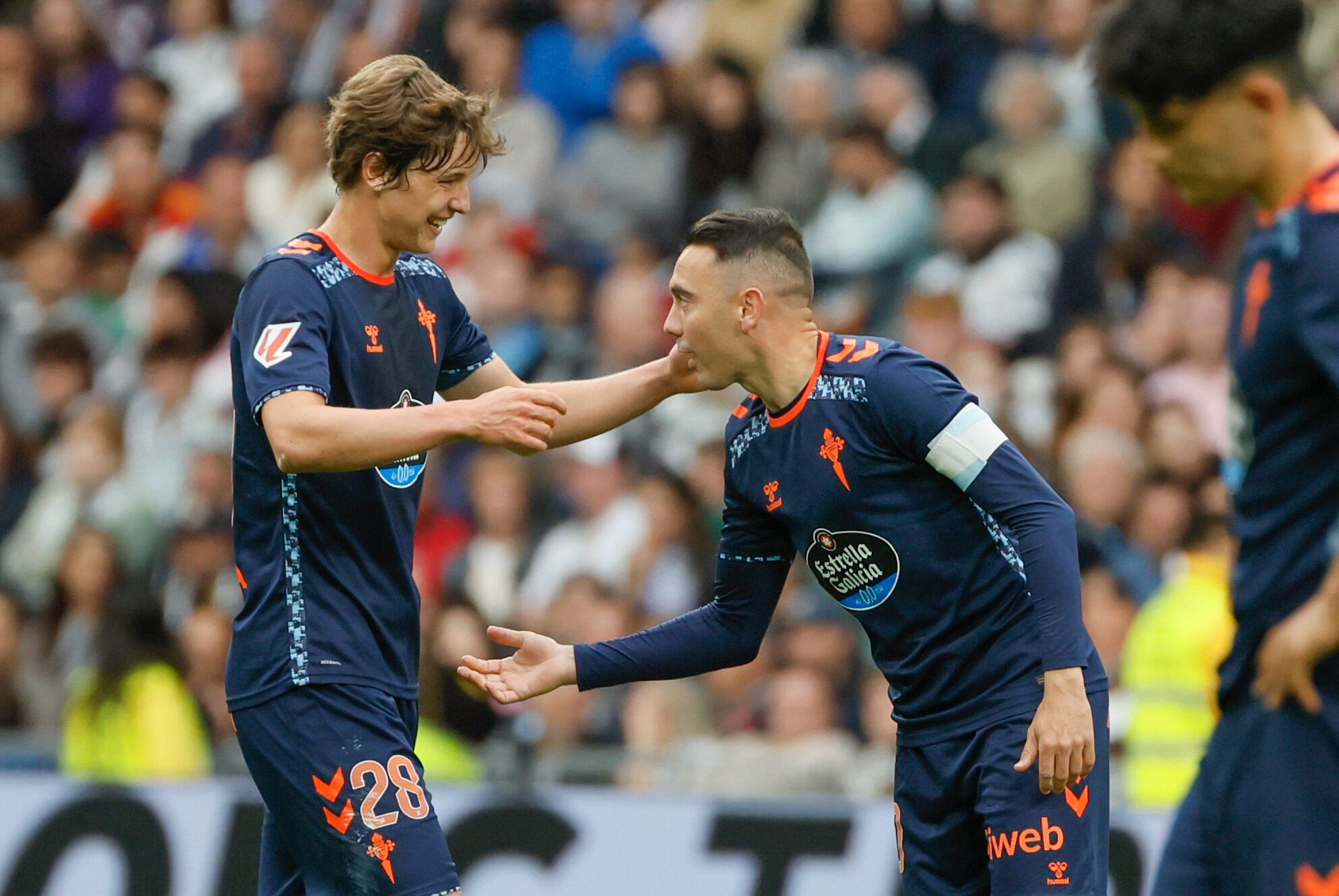 MADRID, 04/05/2025.- El centrocampista del Celta de Vigo Williot Theo Swedberg (i) junto a su compañero Iago Aspas durante el partido entre el Real Madrid y el Celta este domingo en el estadio Santiago Bernabéu en Madrid. EFE/ Ballesteros