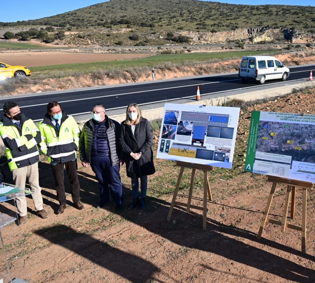 La consejera de Fomento de la Junta, Marifrán Carazo, en el tramo mejorado de la carretera Darro-Iznalloz (Granada)