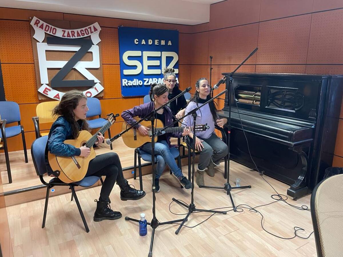 El grupo de mujeres Komando Komare ha acudido a la sección 'Los Músicos No Madrugan' para llenar las ondas con su flamenco dedicado a grandes mujeres - Hoy por Hoy Zaragoza (08/03/2023)