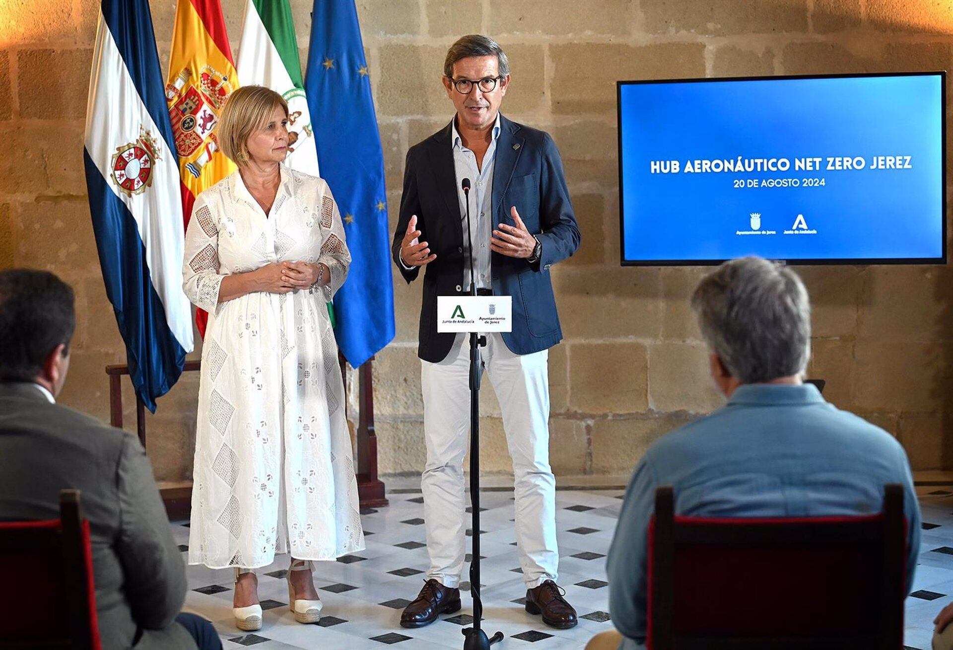 El consejero de industria junto a la alcaldesa de Jerez durante su reciente visita a la ciudad