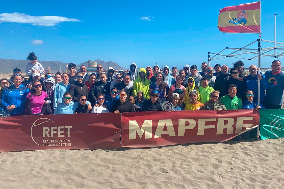 Foto de familia de la primera prueba del circuito nacional Mapfre de tenis playa.