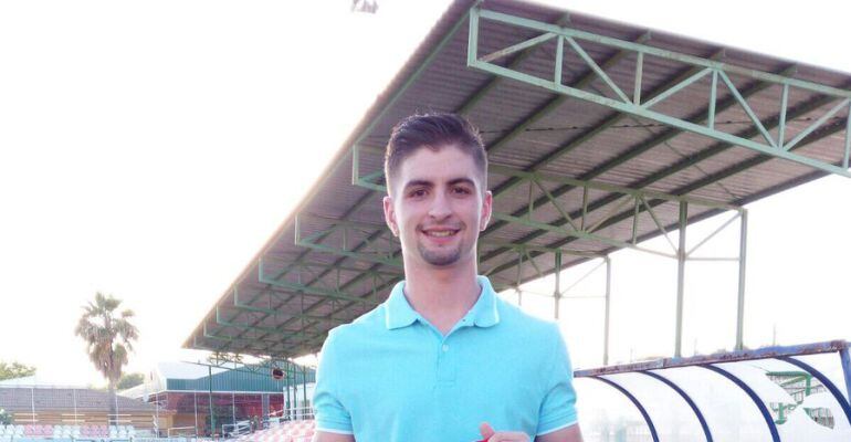 Juan Carlos posa durante su presentación con el Torredonjimeno.