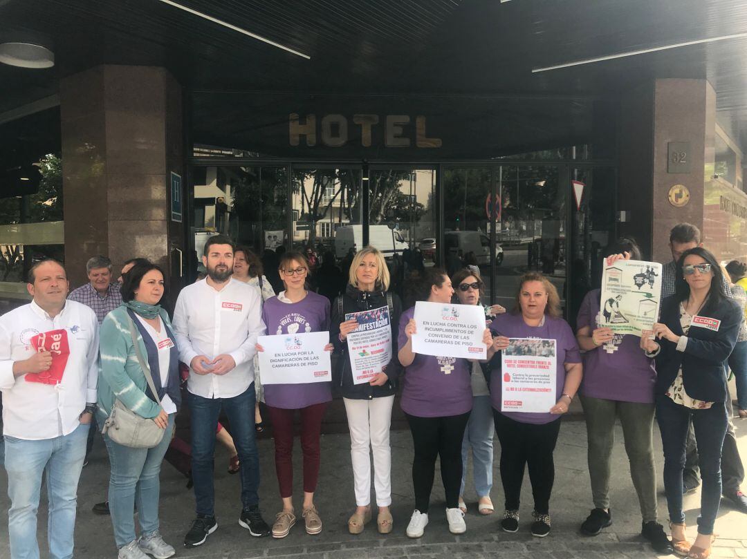 Representantes de CCOO junto con camareras de piso protestan a las puertas de un hotel.