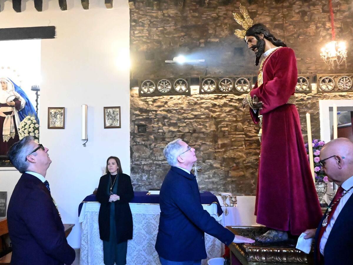 Algeciras vive con fervor el Besapié al Medinaceli