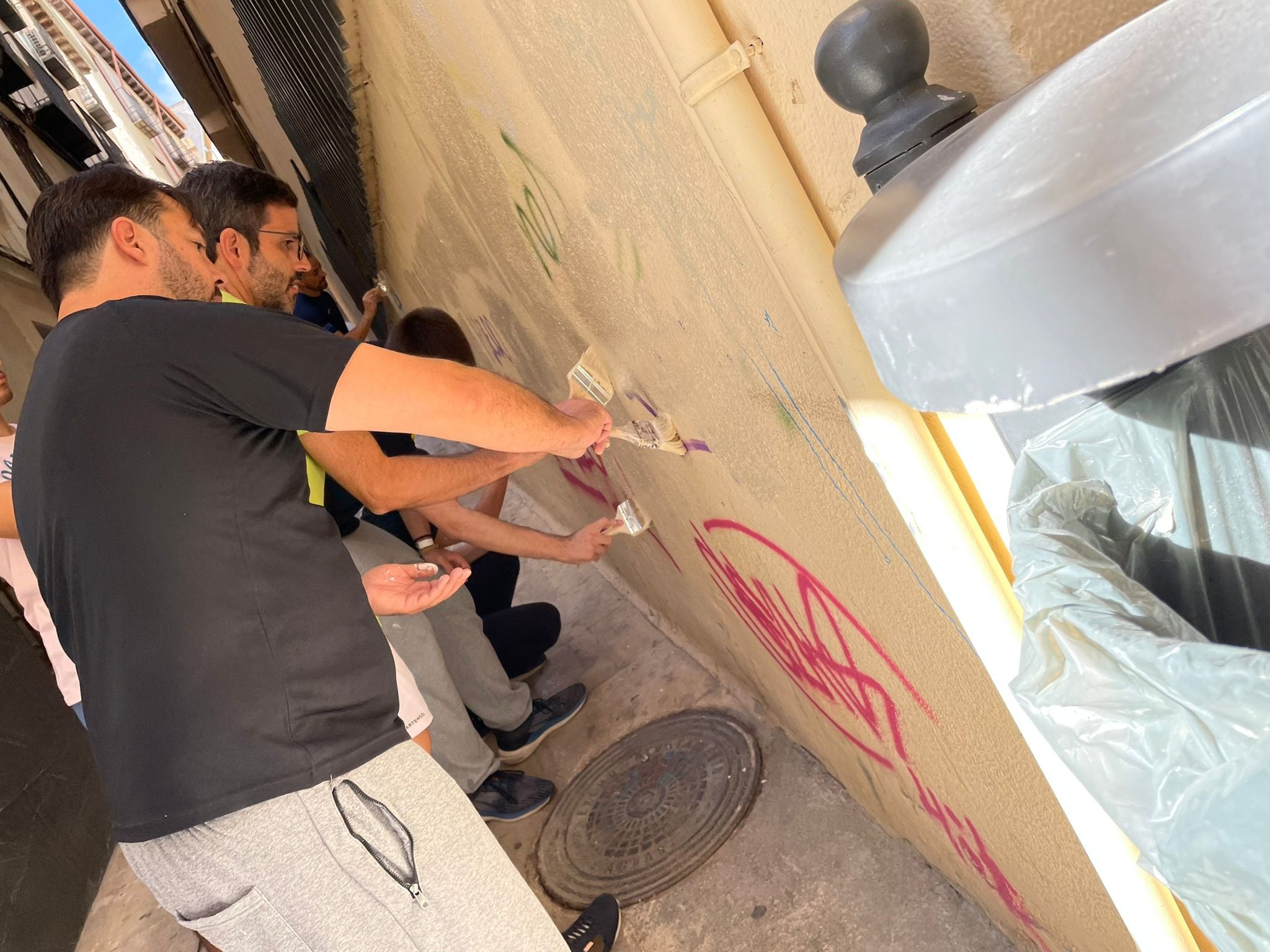 Voluntarios trabajan en la limpieza de fachadas del casco antiguo de Jaén.