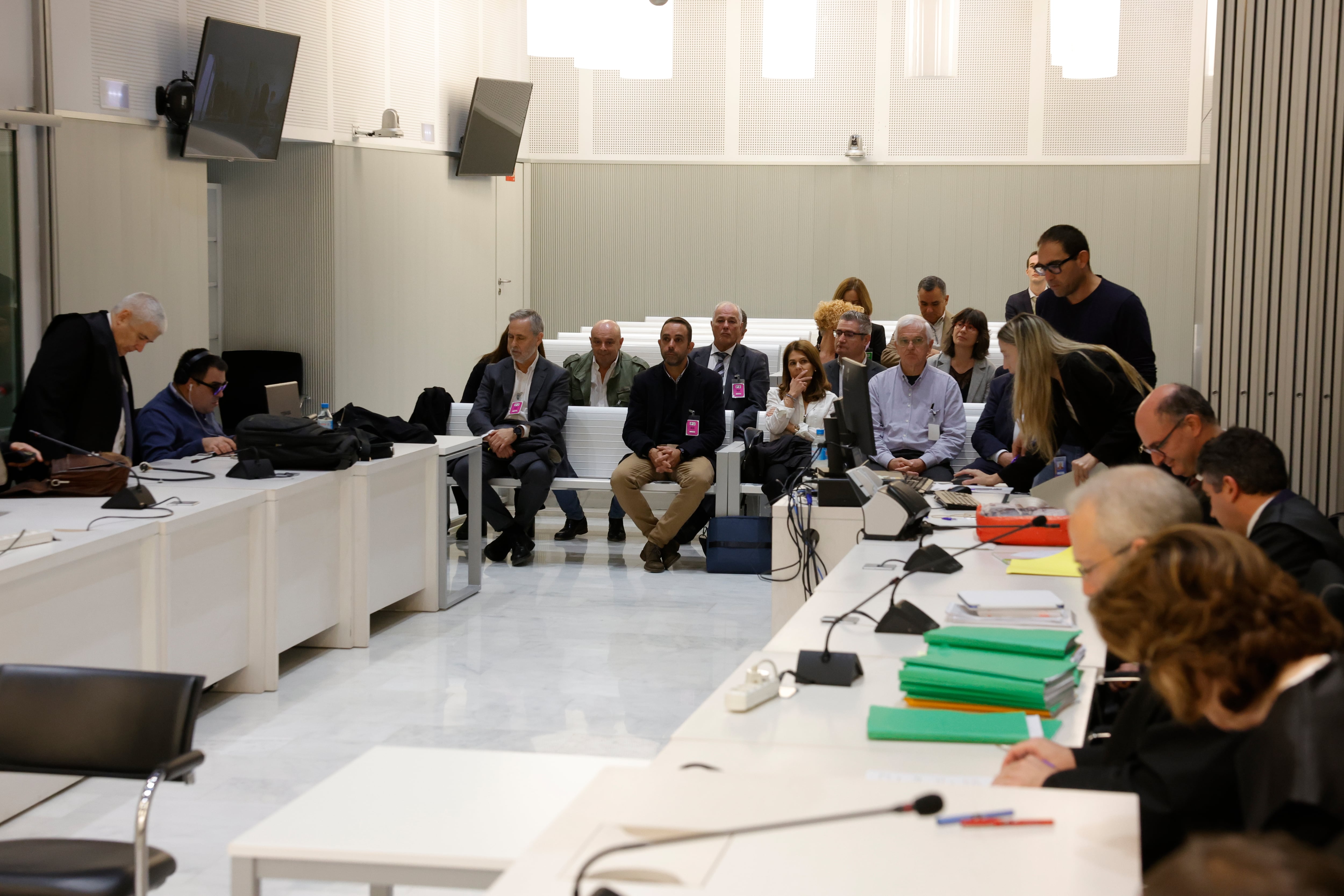 Vista general del juicio en la Audiencia Nacional contra 16 personas, entre ellas dos exalcaldes de las localidades madrileñas de Chinchón y Velilla de San Antonio de diferentes partidos, y a funcionarios de seis ayuntamientos de la Comunidad de Madrid, por fraccionar contratos para adjudicar obras pequeñas a la empresa Efial Consultoría